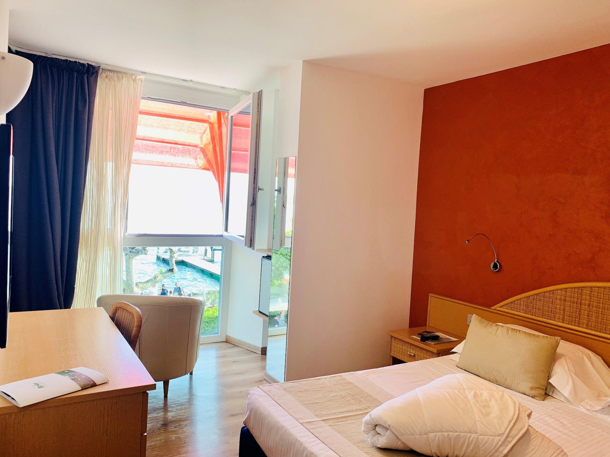 Kriss Internazionale Hotel バルドリーノ エクステリア 写真