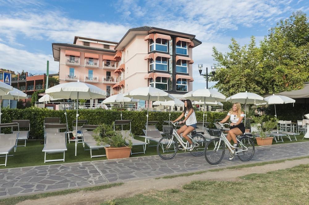 Kriss Internazionale Hotel バルドリーノ エクステリア 写真