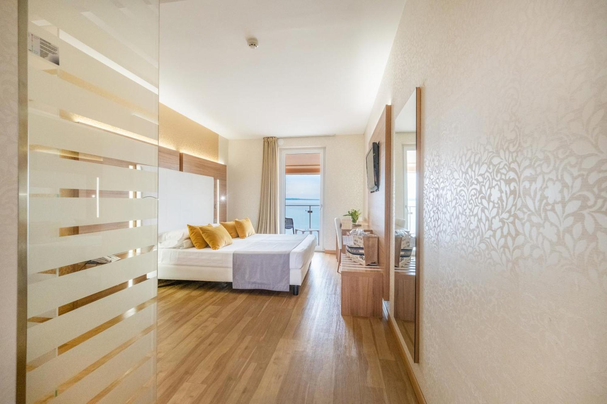 Kriss Internazionale Hotel バルドリーノ エクステリア 写真