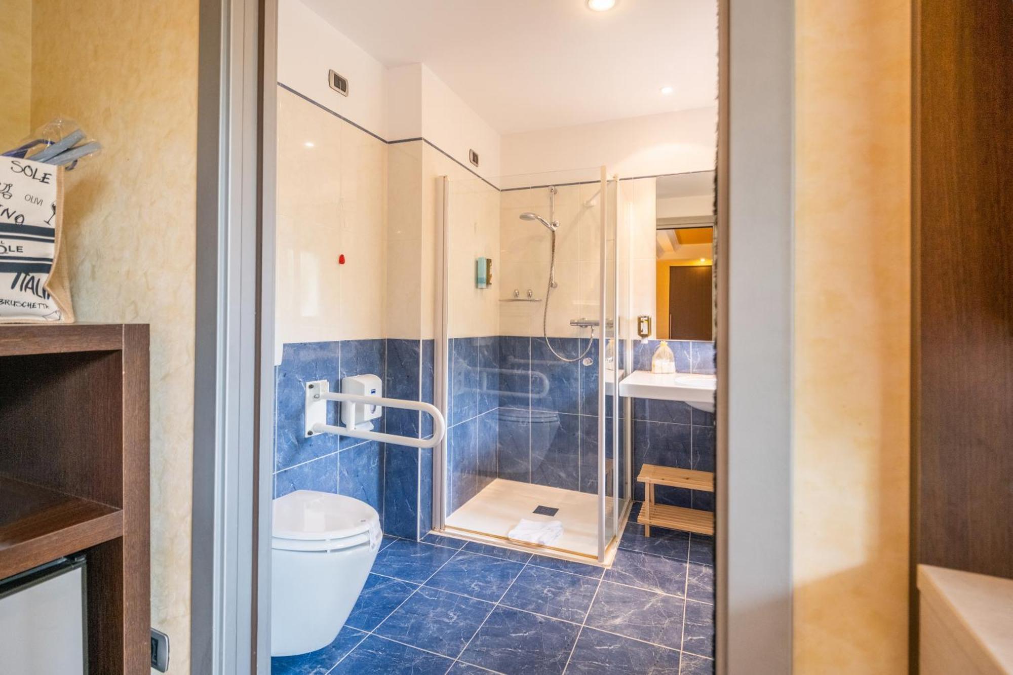 Kriss Internazionale Hotel バルドリーノ エクステリア 写真