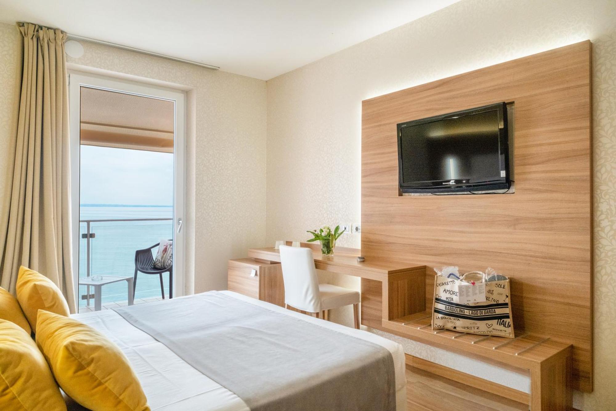 Kriss Internazionale Hotel バルドリーノ エクステリア 写真
