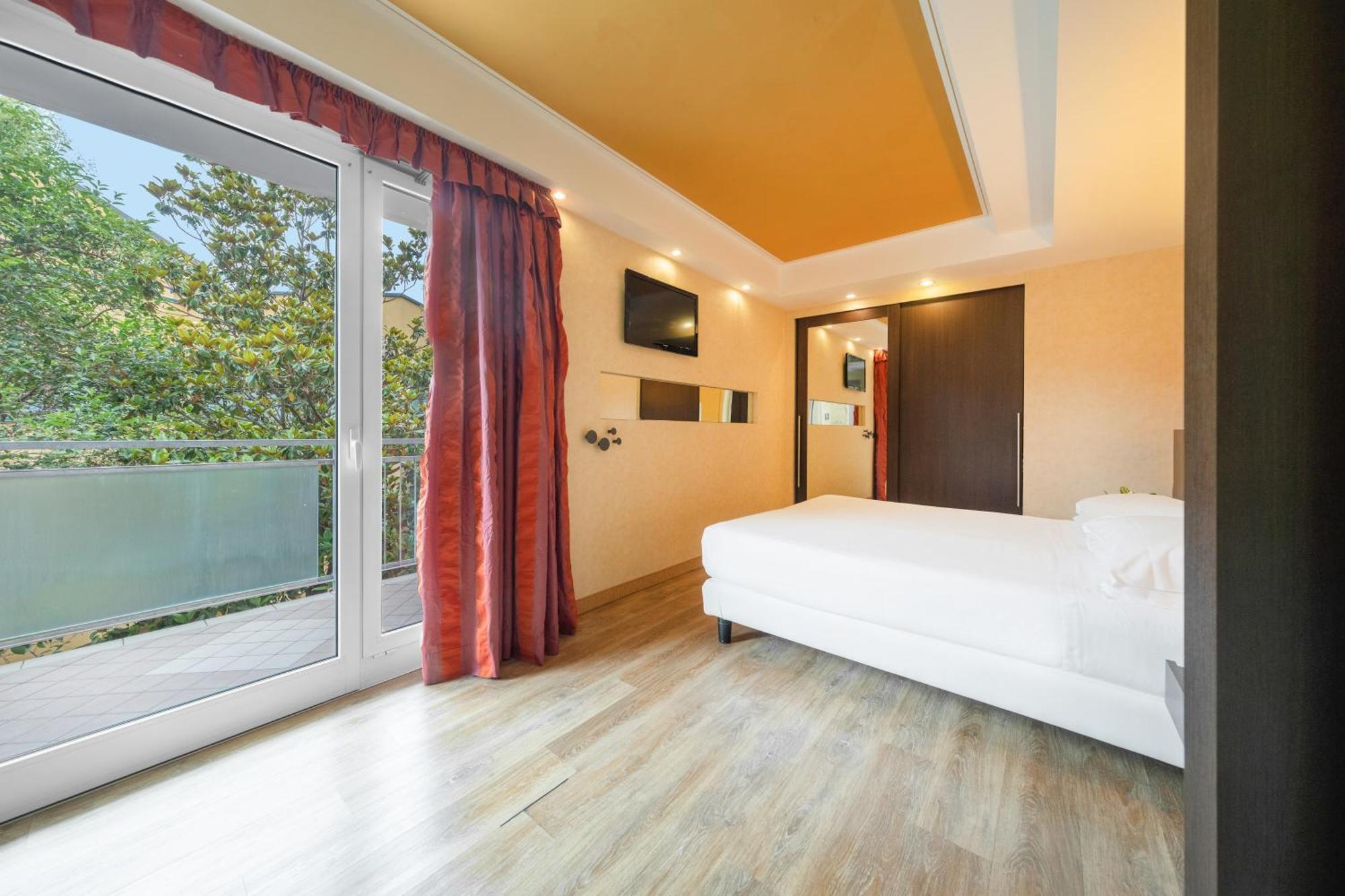 Kriss Internazionale Hotel バルドリーノ エクステリア 写真