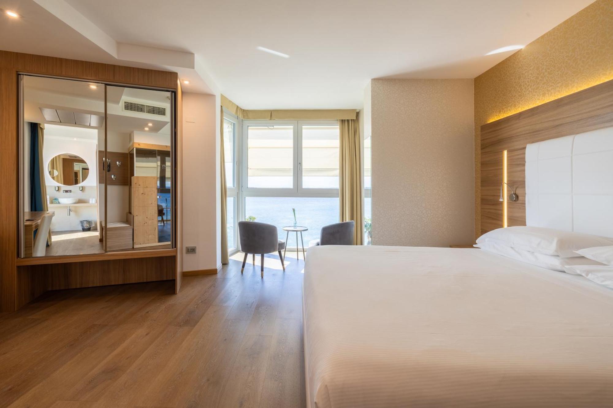 Kriss Internazionale Hotel バルドリーノ エクステリア 写真