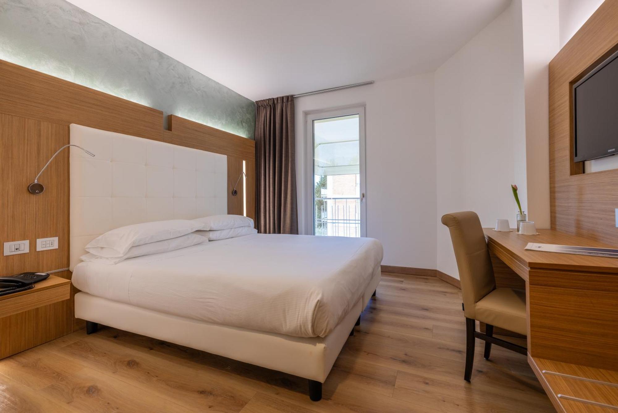 Kriss Internazionale Hotel バルドリーノ エクステリア 写真