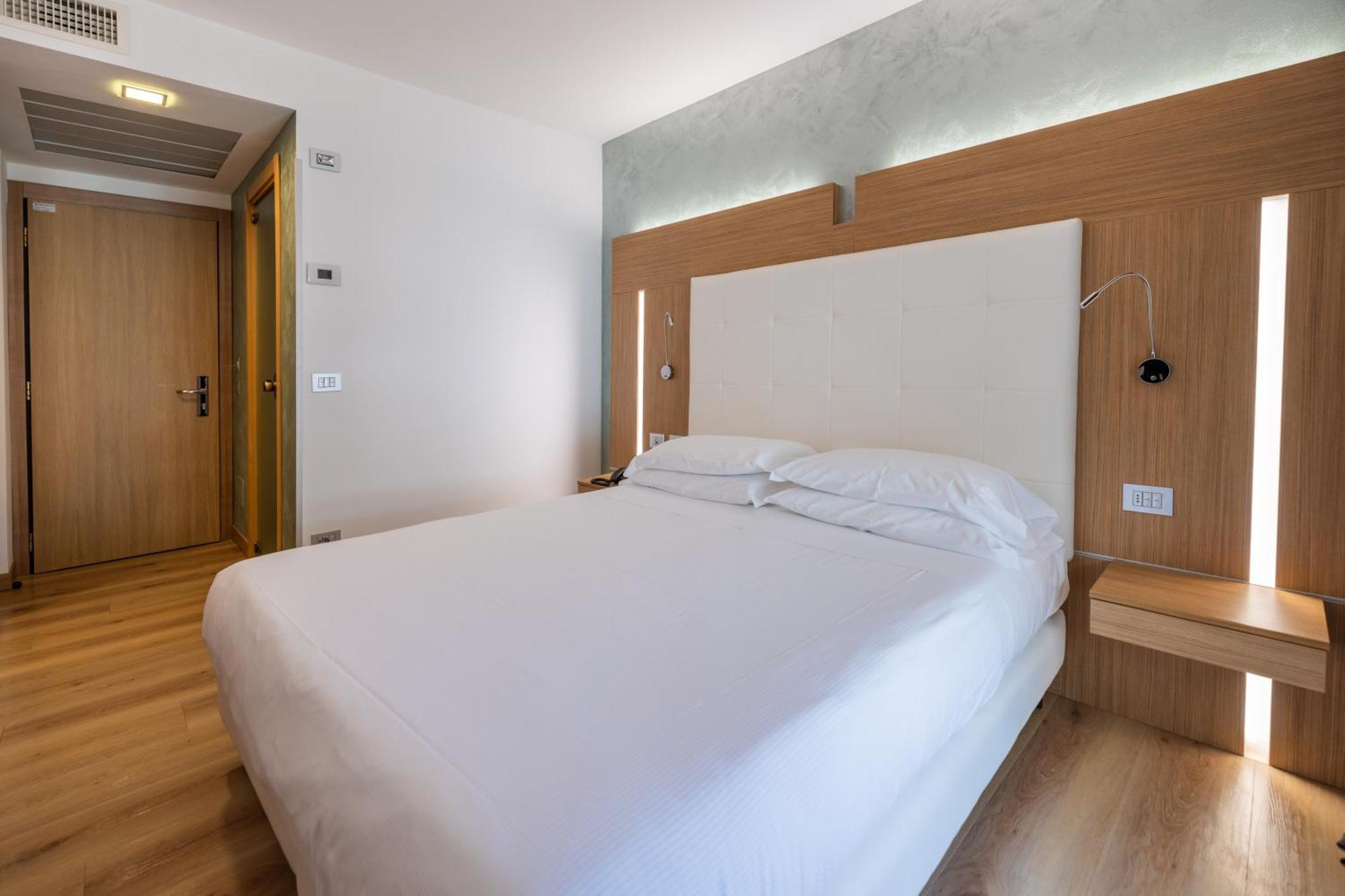 Kriss Internazionale Hotel バルドリーノ エクステリア 写真