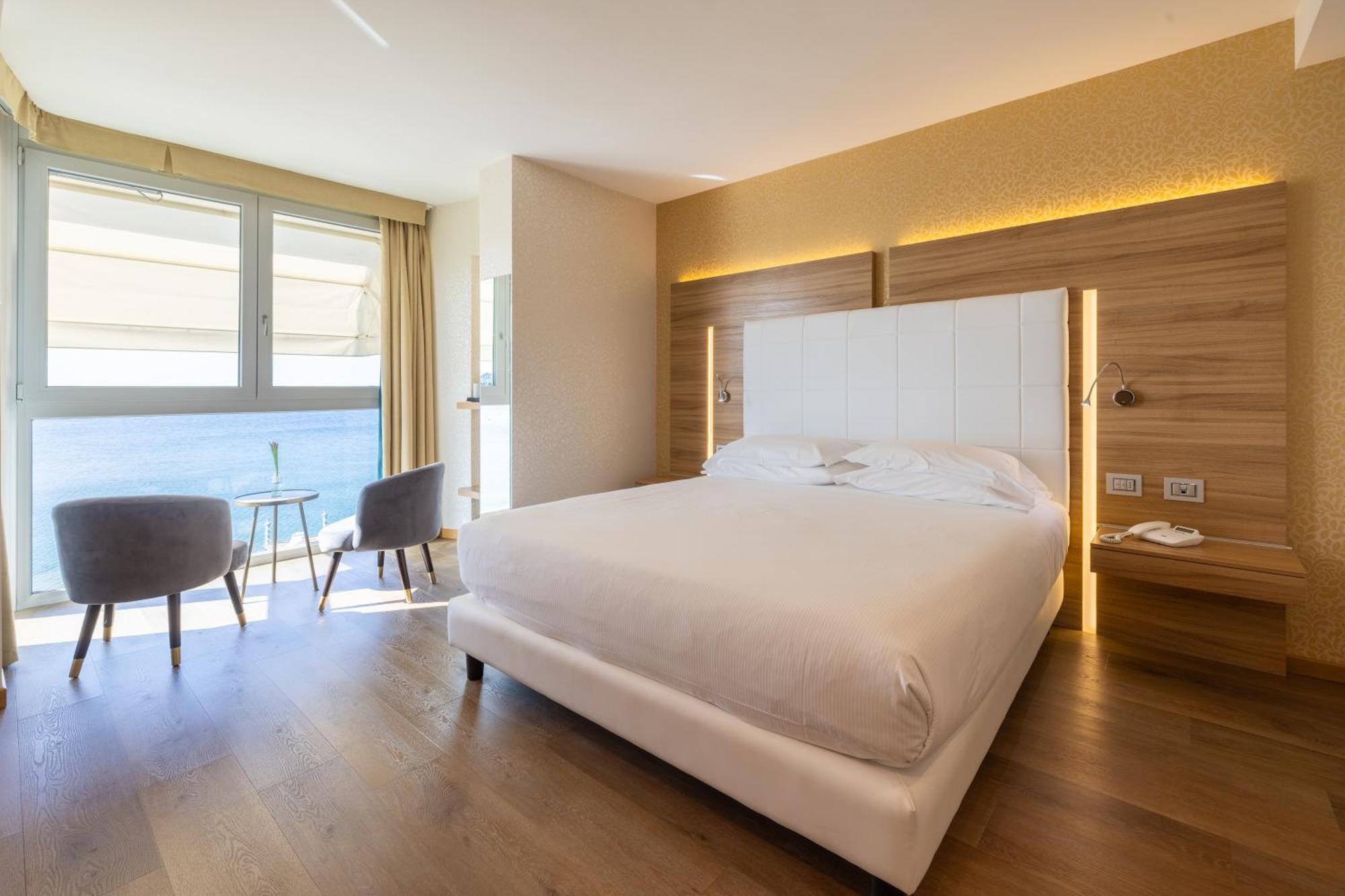Kriss Internazionale Hotel バルドリーノ エクステリア 写真