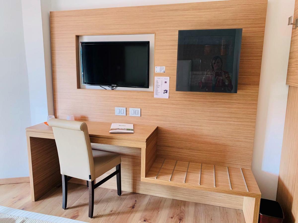 Kriss Internazionale Hotel バルドリーノ エクステリア 写真
